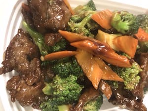 Order L午Beef with Broccoli 芥兰牛L24 food online from Moon Wok store, Lenexa on bringmethat.com