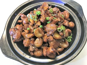 Order I6. Chestnut with Chicken in Casserole 栗子鸡煲 food online from Garage Restaurant store, San Gabriel on bringmethat.com