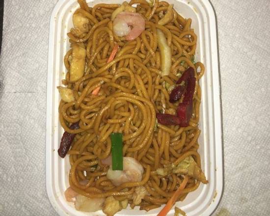 Order 23.House Special Lo Mein food online from Panda Garden Buffet Inc store, Cookeville on bringmethat.com