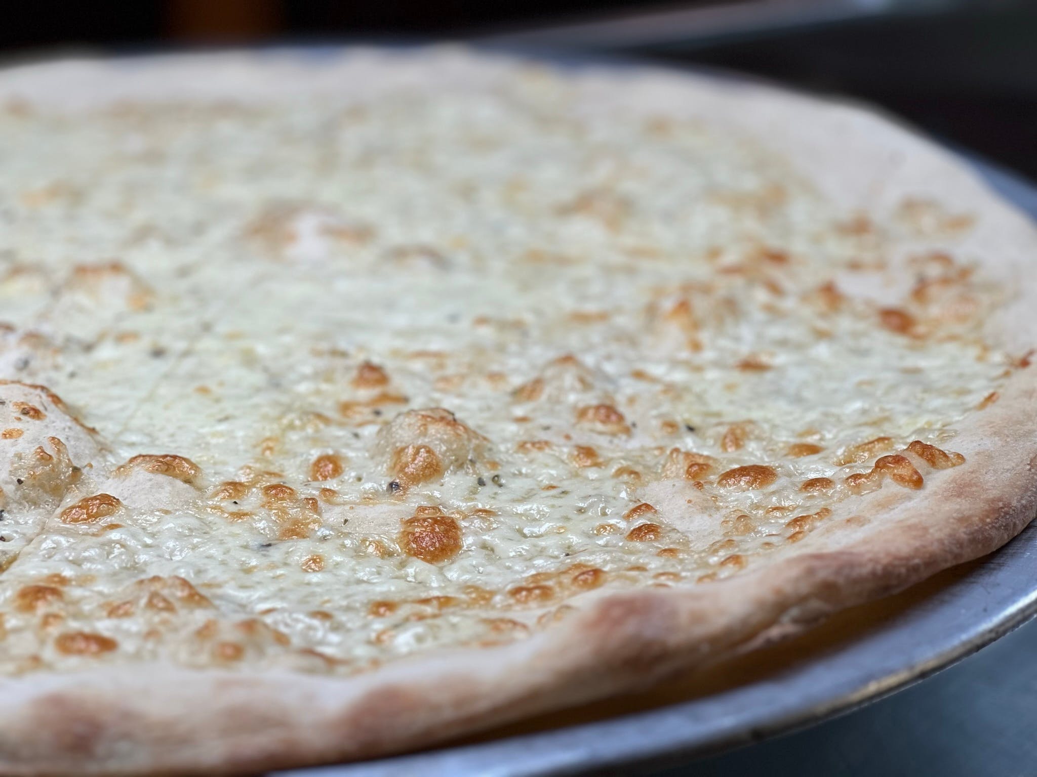 Order Garlic & Oil Pizza - Personal 10'' food online from La Vera Pizza No 2 store, Levittown on bringmethat.com
