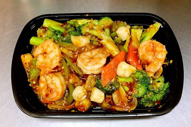 Order S25.Shrimp & Scallop with Garlic Sauce    鱼香干贝虾 food online from China Dragon store, Anoka on bringmethat.com