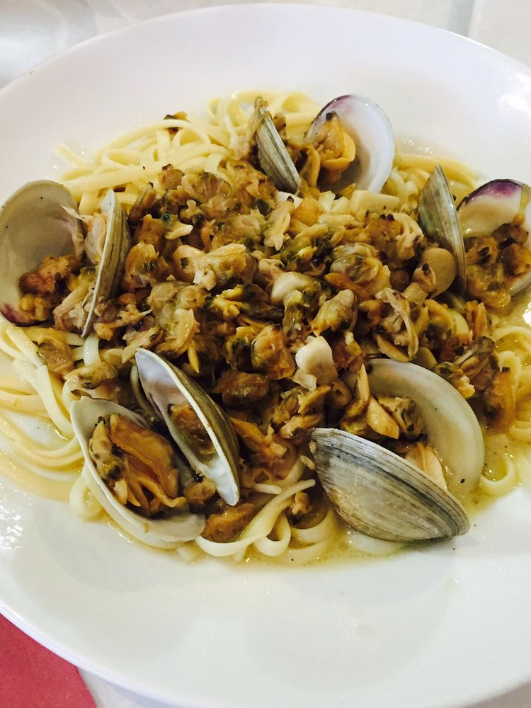 Order Linguine Clam Sauce food online from Toskana Pizzeria Restaurant store, Roslyn Heights on bringmethat.com