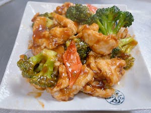 Order C4. Chicken with Stir-Fried Broccoli in Brown Sauce food online from China Hut store, Chicago on bringmethat.com
