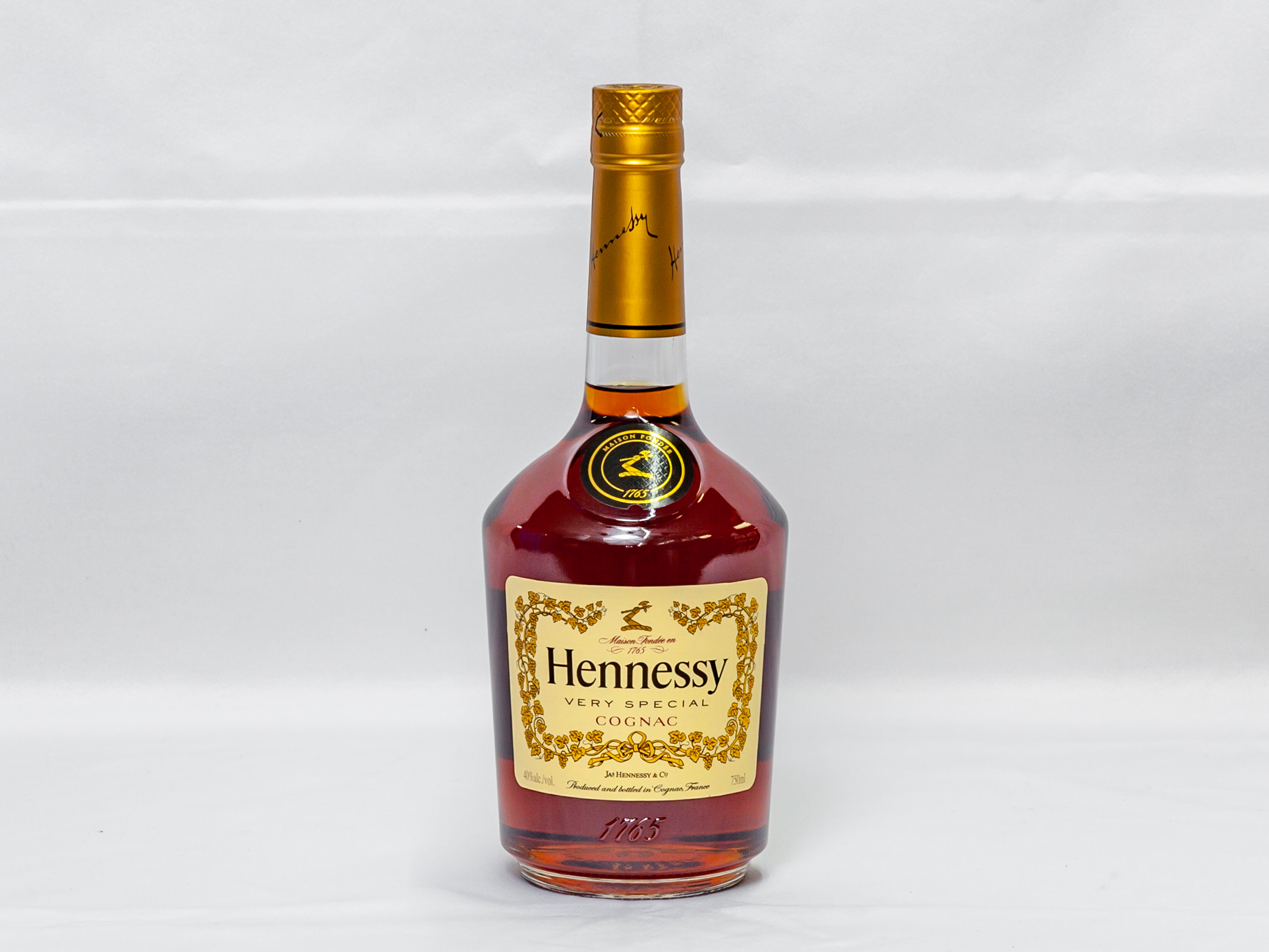 Order Hennessy V.S Cognac 750 ML food online from Pm Food & Liquor store, Harvey on bringmethat.com