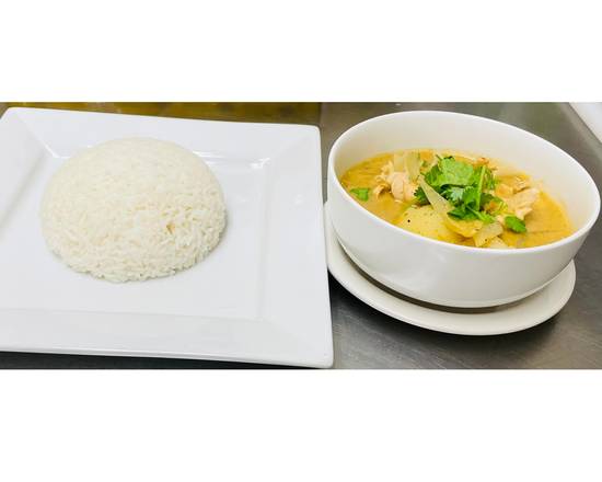 Order Chicken Yellow Curry food online from Thong's Authentic Thai Restaurant store, Green Bay on bringmethat.com