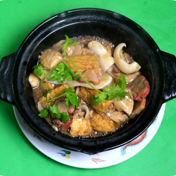 Order 701. Seafood with B.B.Q. Pork and Tofu Clay Pot food online from Fung Wong Chinese Restaurant store, Daly City on bringmethat.com