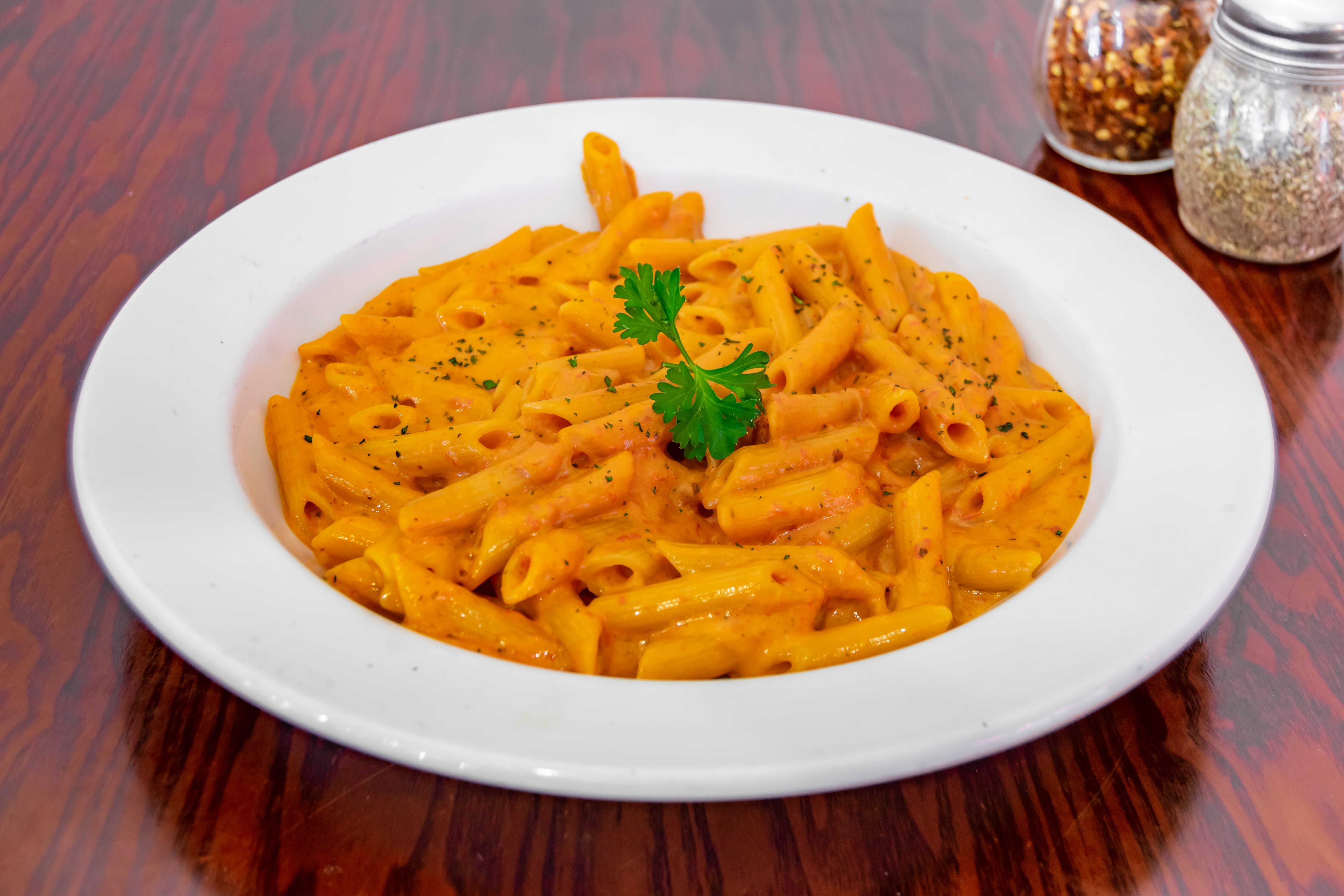 Order Penne Ala Vodka - Entree food online from Giovannis Pizzeria store, Levittown on bringmethat.com