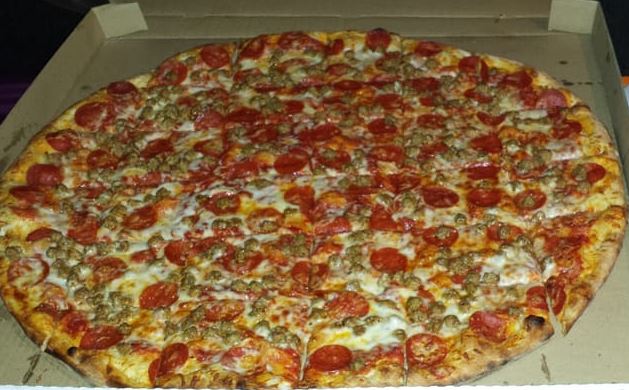 Order 20" Queen Pizza and 1 Medium Salad food online from Roma's Pizza store, Oceanside on bringmethat.com