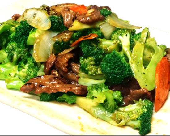 Order Beef with Broccoli food online from Sushi Cho Restaurant store, Tucson on bringmethat.com