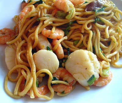 Order 51. Large Seafood Lo Mein food online from Chen's Yummy House store, Dumont on bringmethat.com