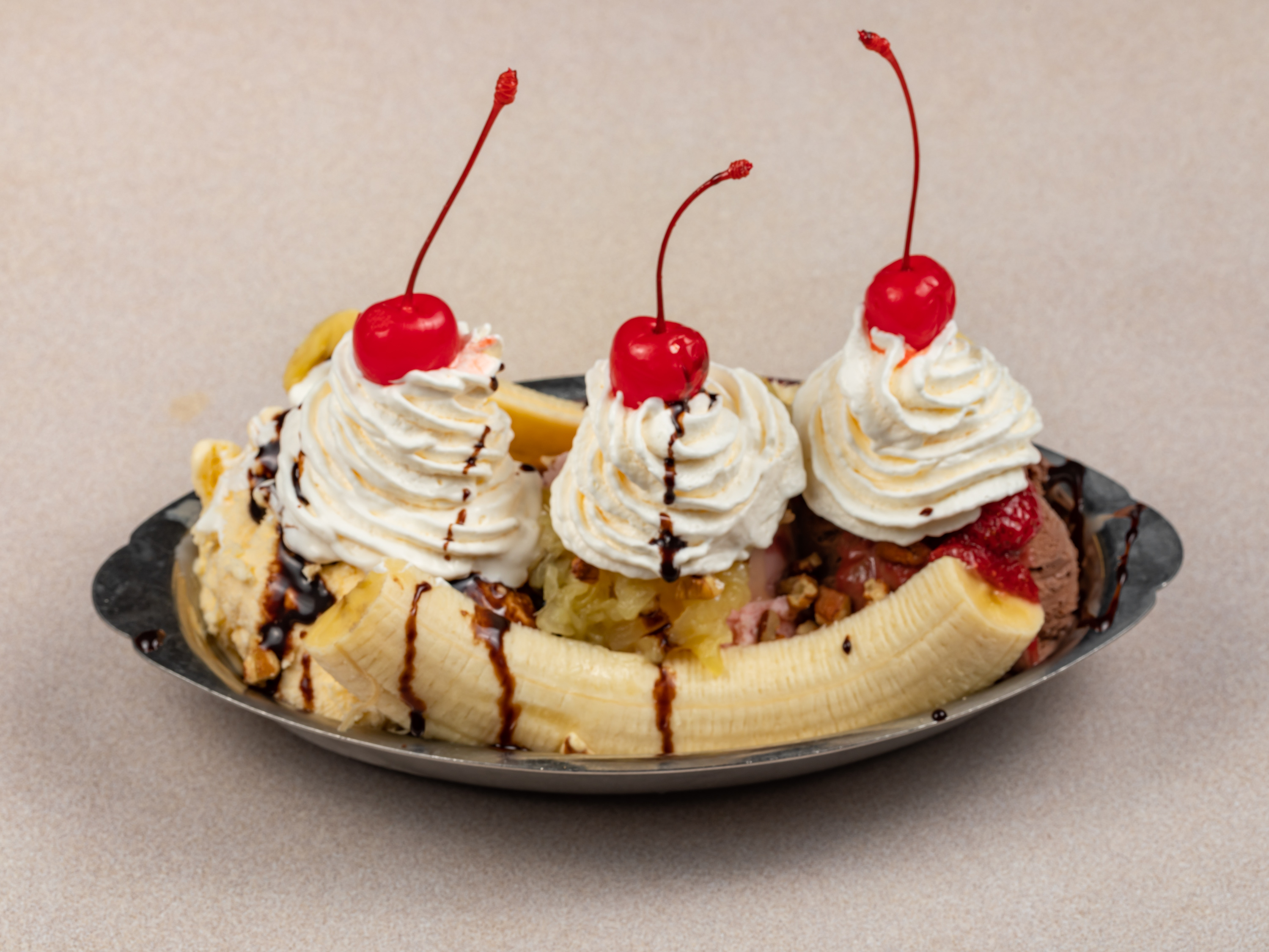 Order Traditional Banana Split food online from Ye Ole Fashioned Cafe & Ice Cream store, North Charleston on bringmethat.com