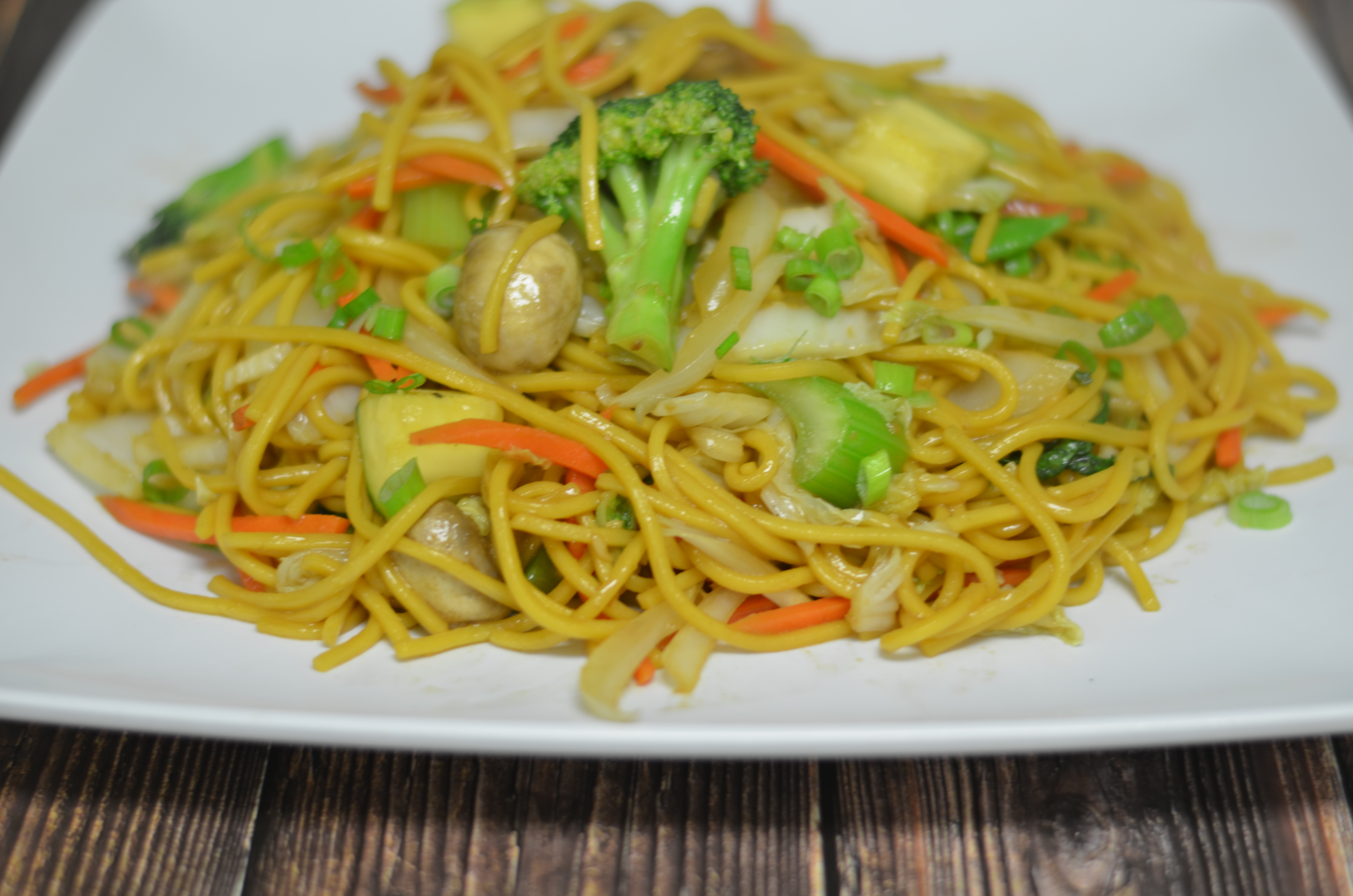 Order Vegetable Lo Mein food online from Yumi Cafe store, Richmond on bringmethat.com