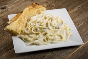 Order Fettuccine Alfredo with Grilled Chicken food online from Rosati's Pizza store, Chicago on bringmethat.com