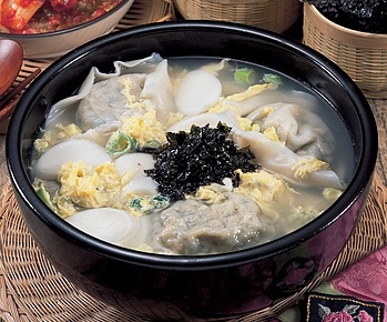 Order 30. Dduk (mahn-doo) guk(떡만두국) food online from Banpojung store, Chicago on bringmethat.com