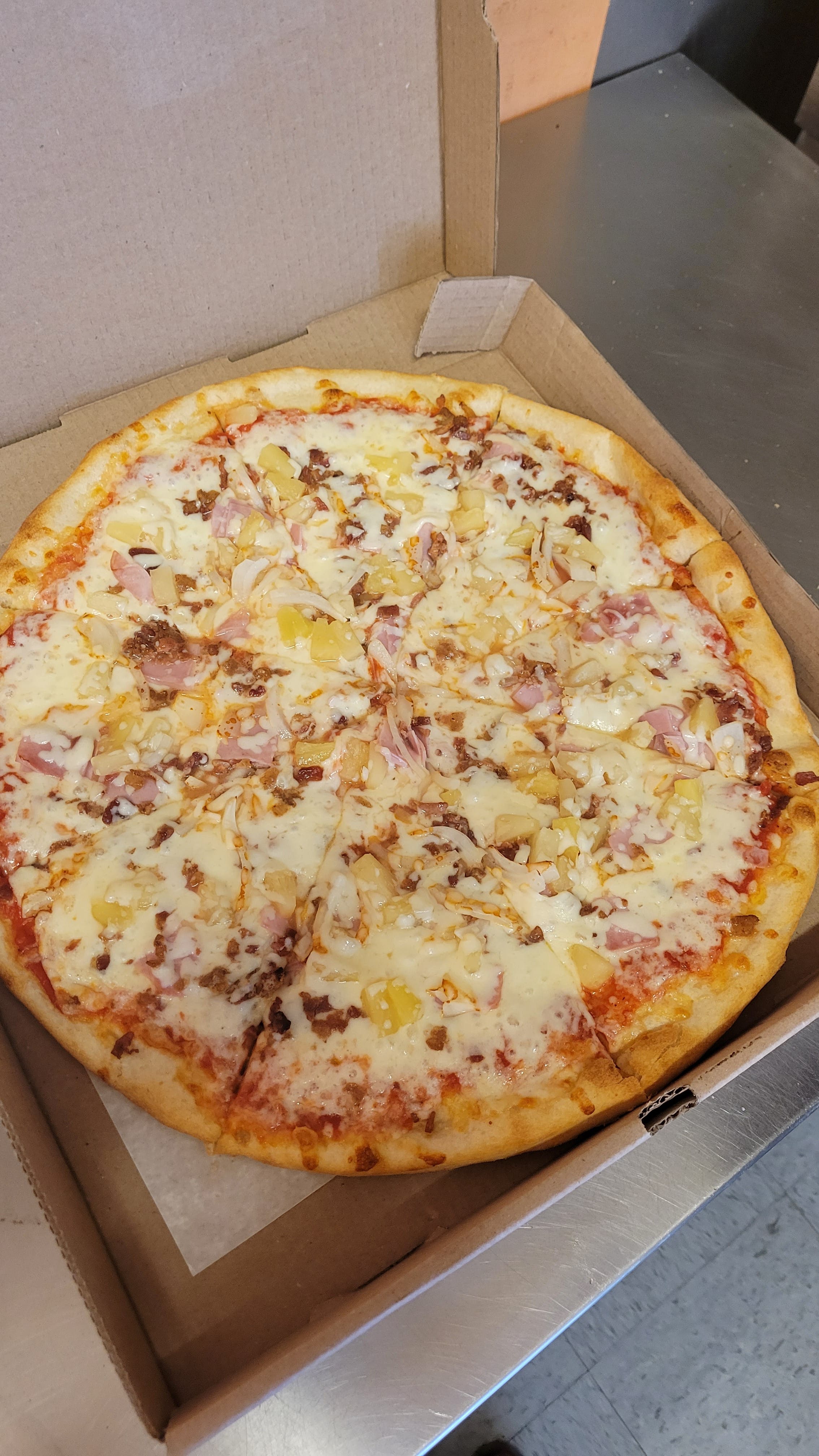 Order Hawaiian Pizza - Medium food online from Siro's Italian Restaurant store, Palmerton on bringmethat.com