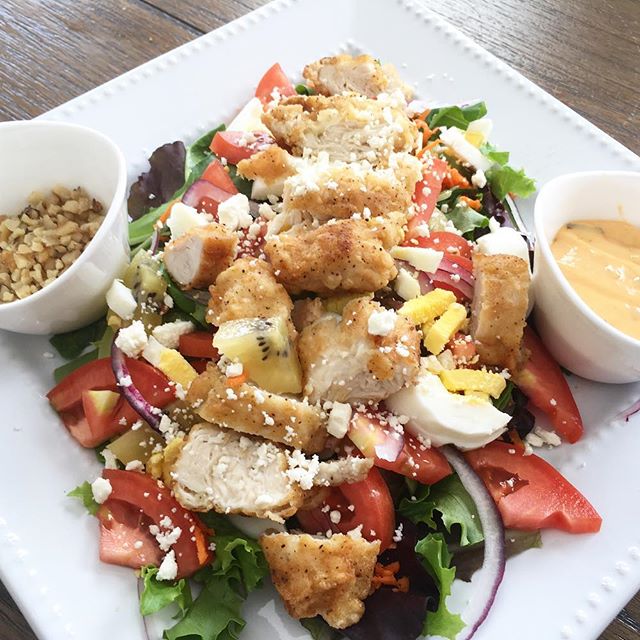Order Crispy Chicken Salad food online from Wings Things Subs Pizza and More store, Gwynn Oak on bringmethat.com