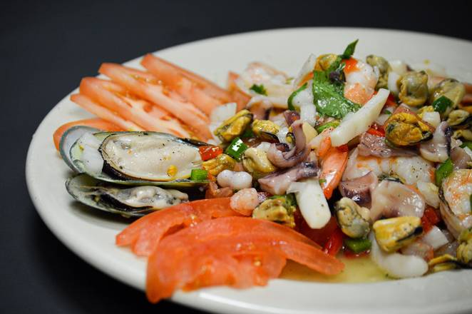 Order Ensalada de Mariscos (sin langosta) | Seafood mix salad (no lobster)  food online from Cafe El Molino Restaurant store, Lynn on bringmethat.com