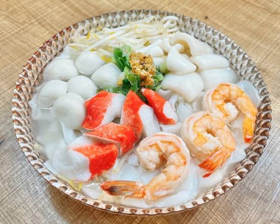 Order Seafood Noodle Soup food online from The Thonglor store, San Francisco on bringmethat.com