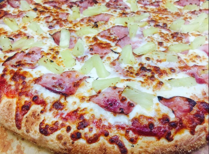 Order The Hawaiian Deluxe Pizza - Medium 12" food online from Can Am Pizza store, Federal Way on bringmethat.com