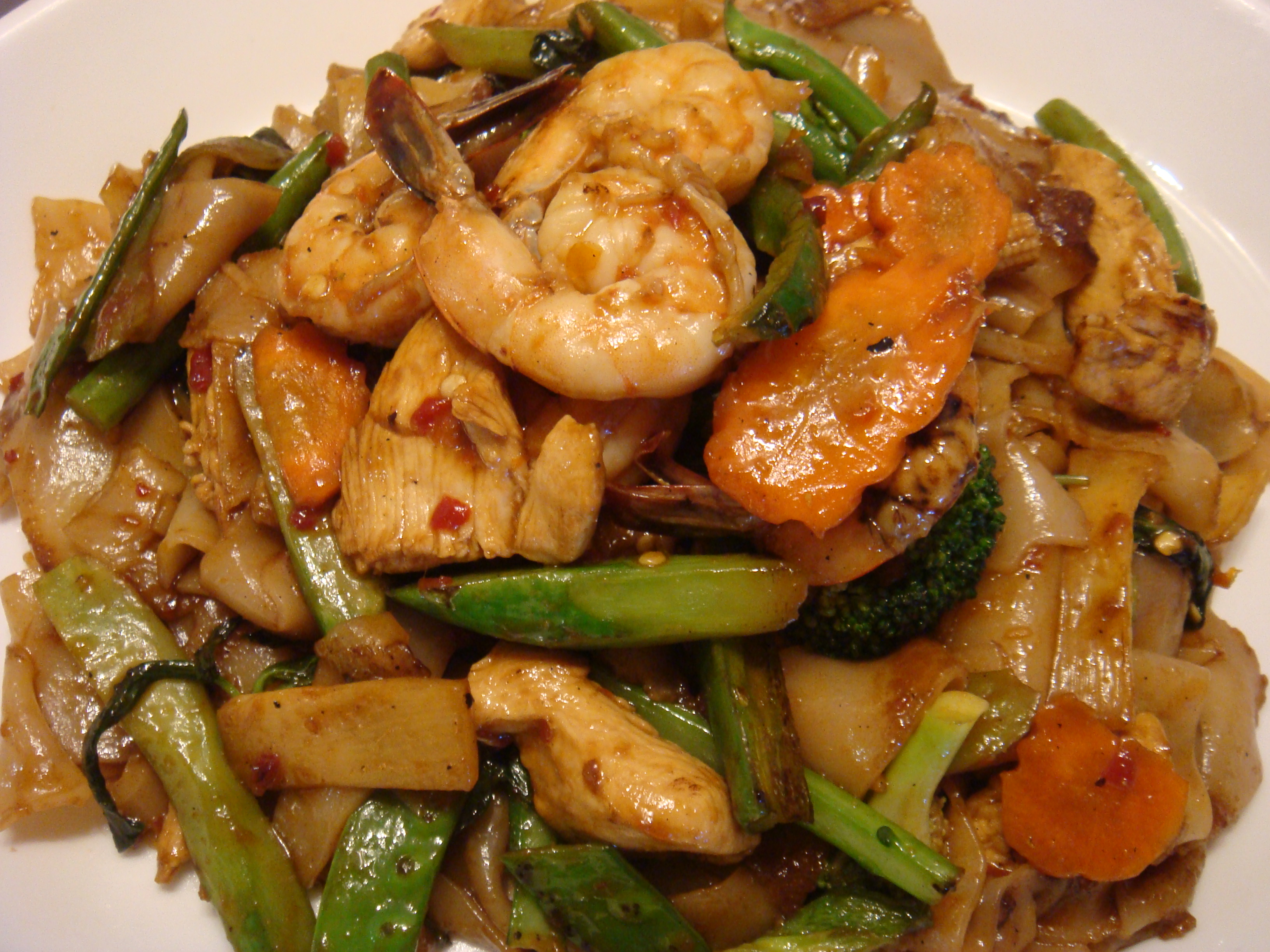 Order N9. Pad Kee Mao Noodles food online from Rod Thai Family Taste store, Boston on bringmethat.com