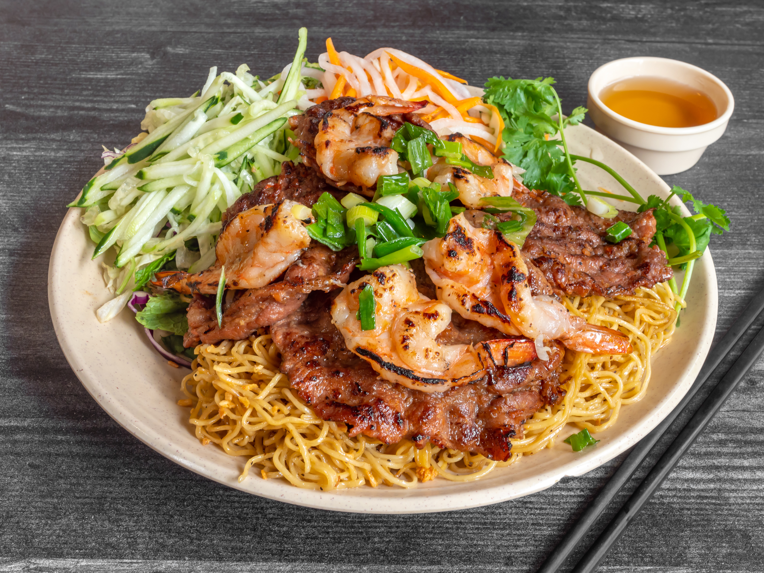 Order Garlic Chow Mein with Charbroiled Shrimp, Beef and Vegetables 84 food online from Pho Morgan Hill store, Morgan Hill on bringmethat.com
