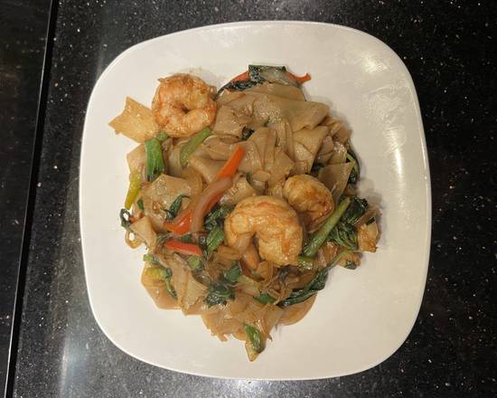 Order Drunken Noodles  food online from Le Dish Asian Fusion store, Hamilton on bringmethat.com