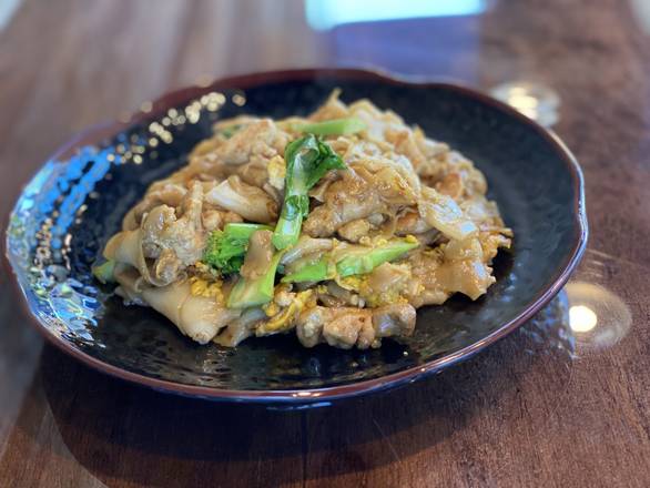 Order 23. Pad See Ewe food online from Khao Yai Thai Kitchen store, Beaverton on bringmethat.com