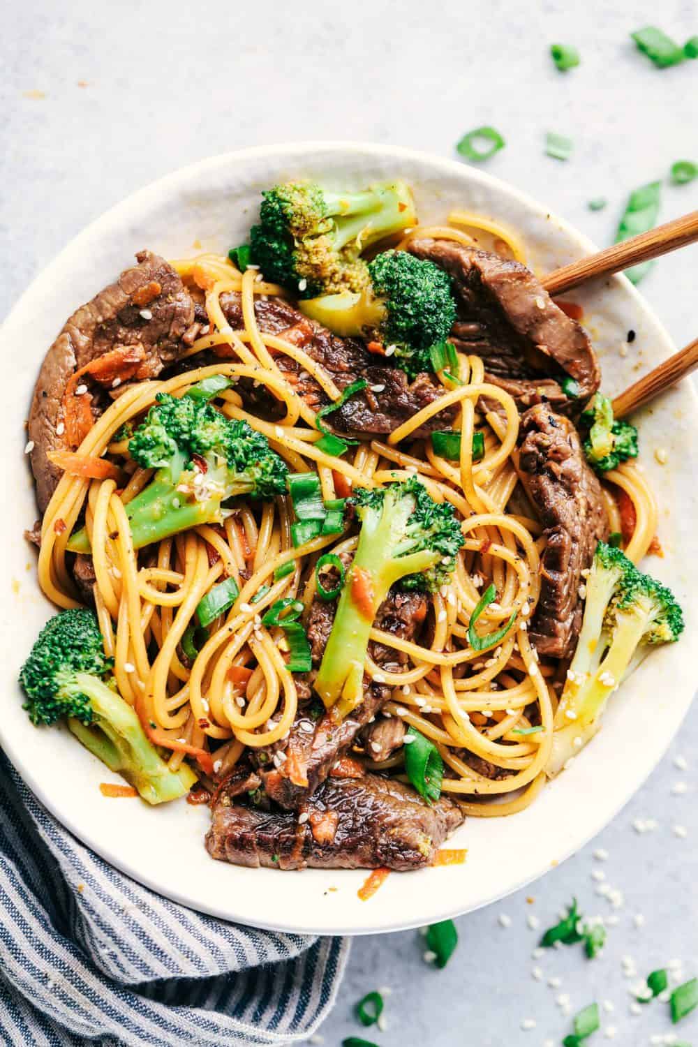 Order Beef Lo Mein food online from Happy Cafe store, Denver on bringmethat.com