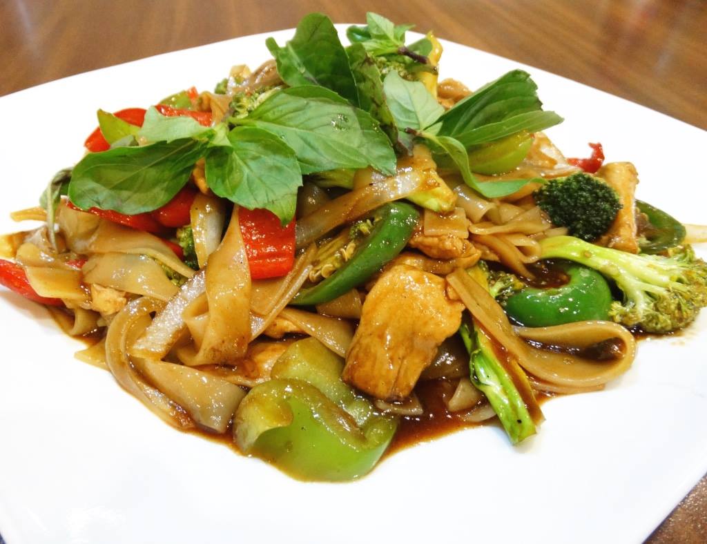 Order Drunken Noodles food online from Rice Palace store, Eau Claire on bringmethat.com
