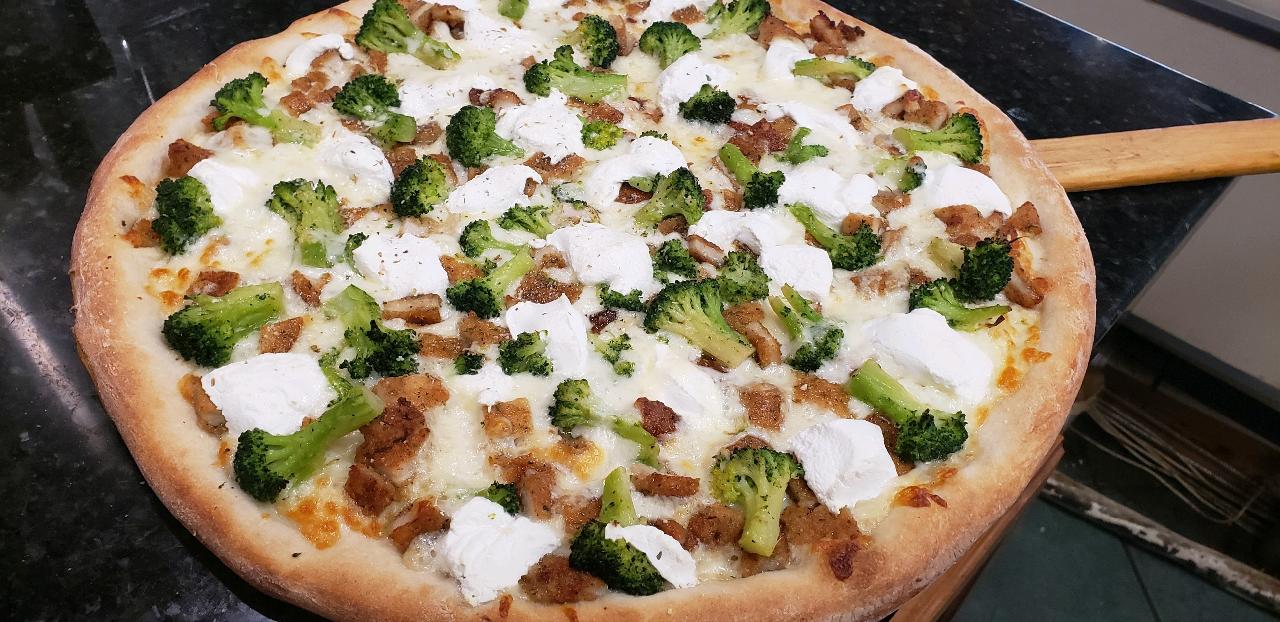 Order Chicken, Broccoli & Ricotta Pizza food online from Mangia Pizza and Italian Restaurant store, North Babylon on bringmethat.com