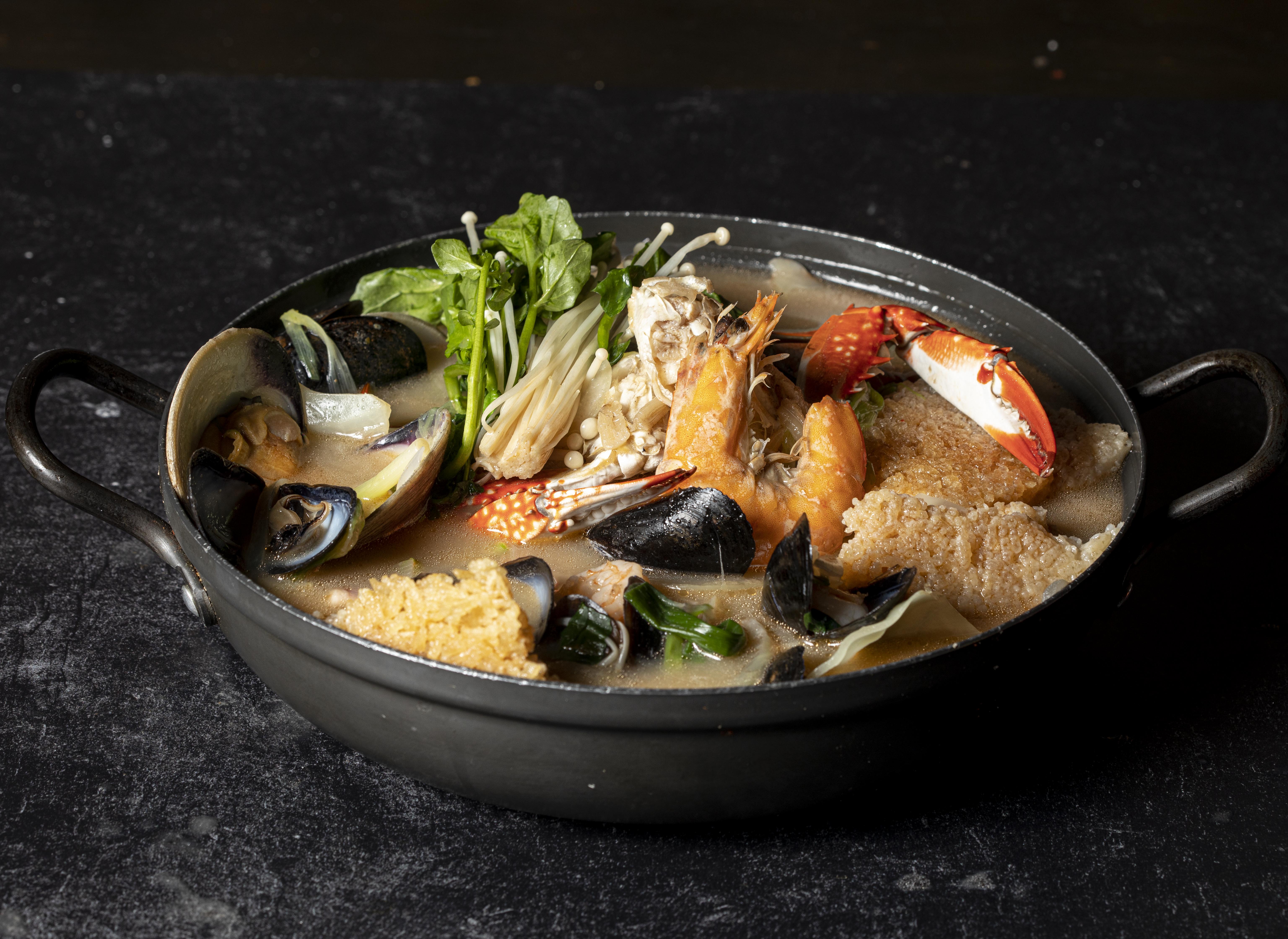 Order Mild Mixed Seafood Soup 나가사키 짬봉탕 food online from Mui store, New York on bringmethat.com