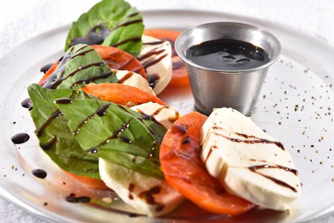 Order Mozzarella Caprese Salad food online from Freddy's Pasta and Pizza store, Gaithersburg on bringmethat.com