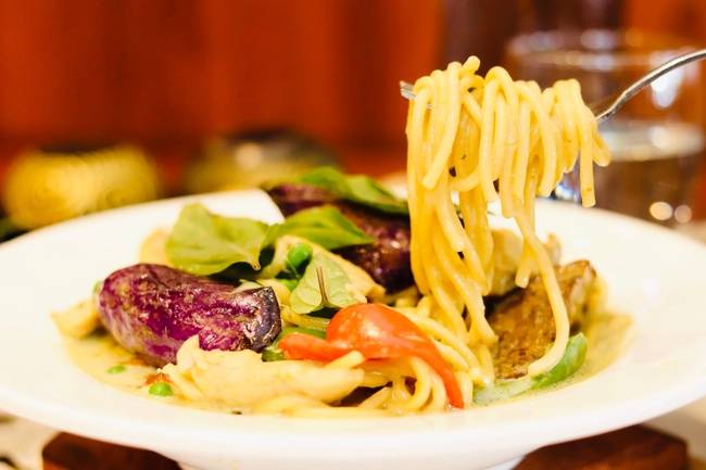Order Chiang Rai Spaghetti - Vegetarian food online from Lanna Thai store, San Jose on bringmethat.com