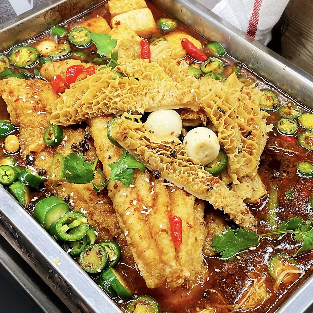 Order 蜀湘藤椒双肚烤鱼 ️️️ BBQ fish fillet &beef tripe w/ hot pepper sauce food online from Fashion Wok store, Foster City on bringmethat.com