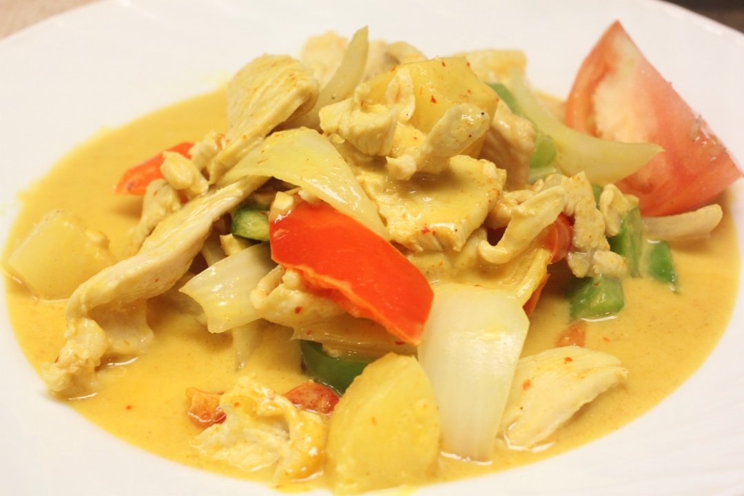 Order Yellow Curry food online from Giggling rice thai togo store, Brookline on bringmethat.com