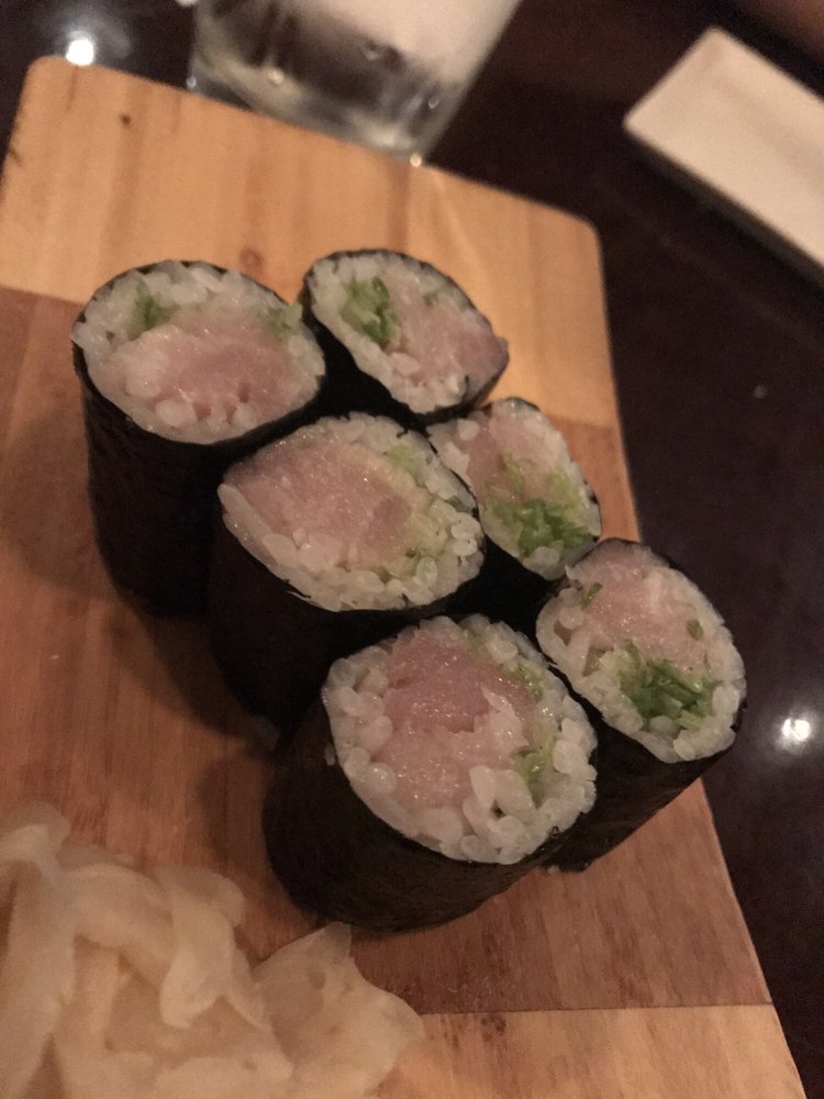 Order Yellowtail Scallion Roll food online from Sushi para japanese restaurant store, New York on bringmethat.com