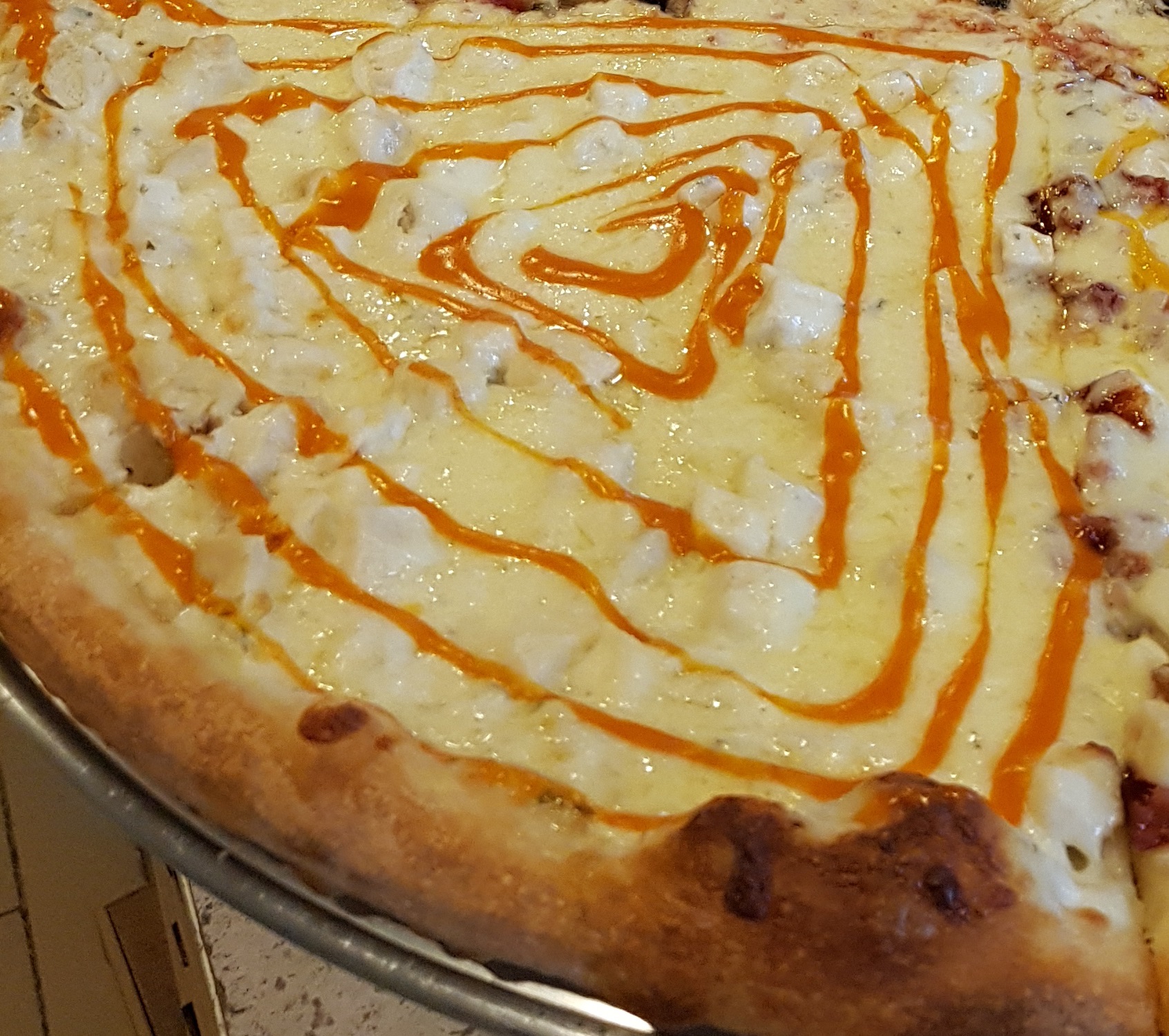 Order Buffalo Chicken Pizza food online from Two Cousins Paradise store, Paradise on bringmethat.com