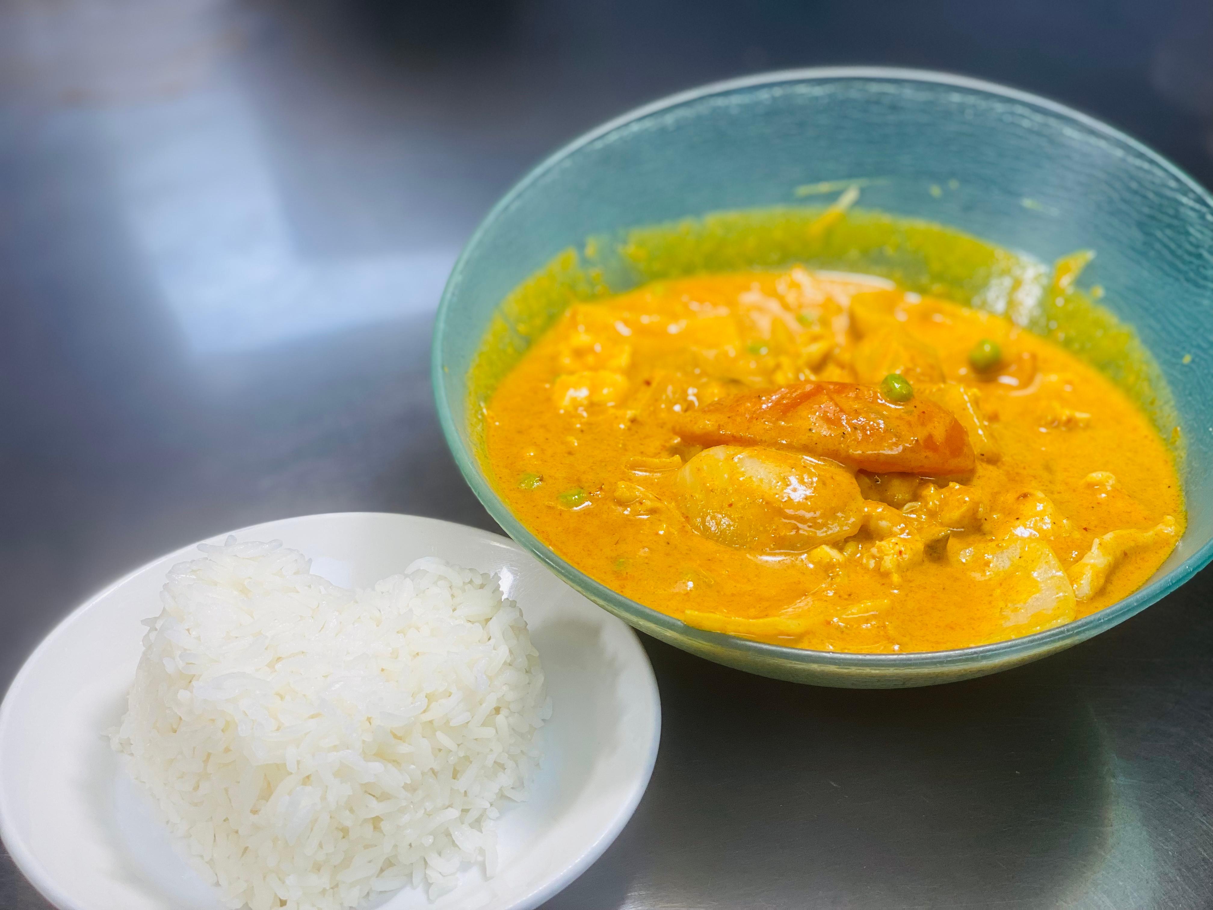 Order Yellow Curry food online from Tong's Thai Restaurant store, San Antonio on bringmethat.com