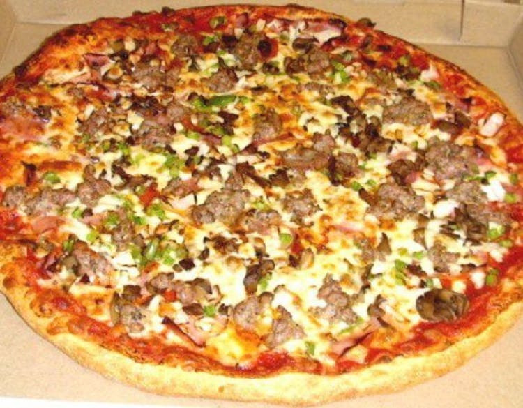 Order Deluxe Pizza - 10'' food online from Villa Pizza store, Grand Rapids on bringmethat.com