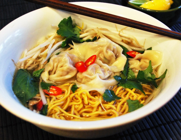 Order 8. Wonton Noodle Soup food online from Dim Sum Palace store, New York on bringmethat.com