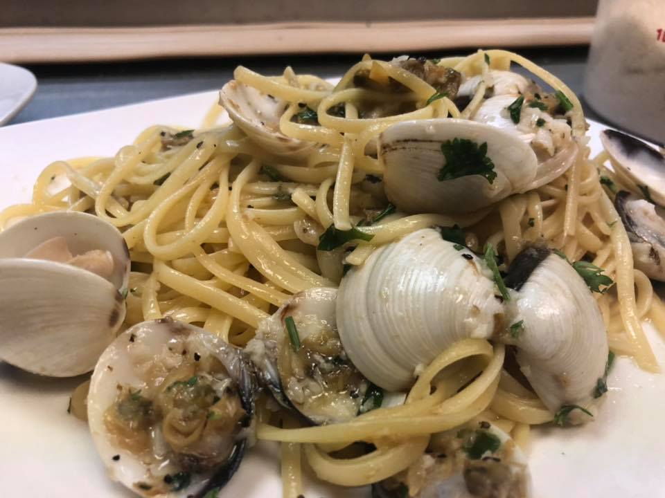 Order Linguini Clams with Garlic & Olive Oil food online from Bella Pasta Trattoria Italiana store, Fresno on bringmethat.com