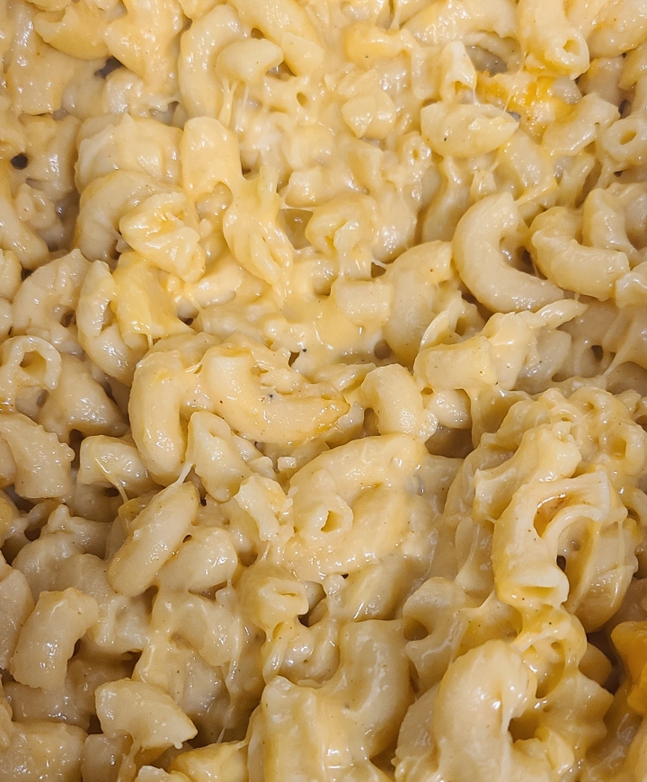 Order Smoked Mac & Cheese food online from Hunny Beez store, Newberg on bringmethat.com