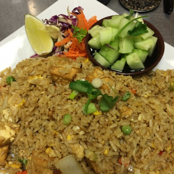 Order Yellow Curry Fried Rice food online from Thai Tea Asian Fusion Cafe  store, Irving on bringmethat.com