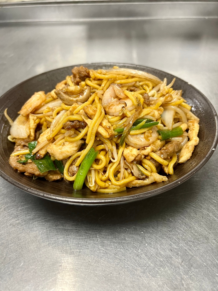 Order COMBINATION LO MEIN 本楼捞面 food online from Wok and Roll Restaurant(H St) store, Washington on bringmethat.com