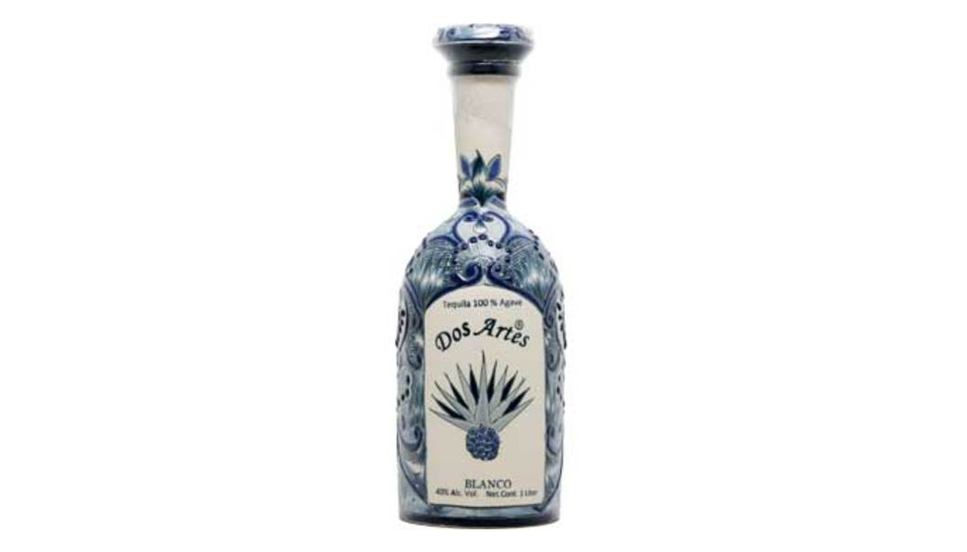 Order Dos Artes Blanco 750ml Bottle food online from Circus Liquor store, Los Angeles on bringmethat.com