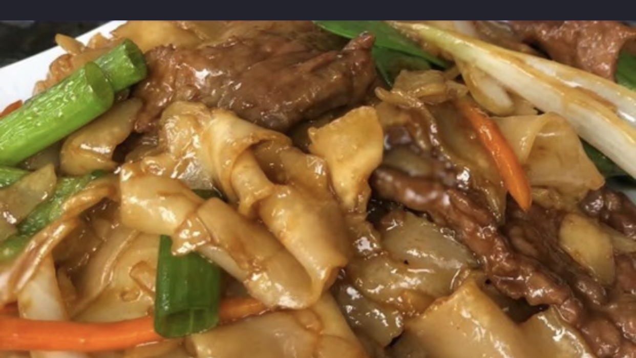 Order 118. Beef Chow Fun  food online from Peking City store, Katonah on bringmethat.com