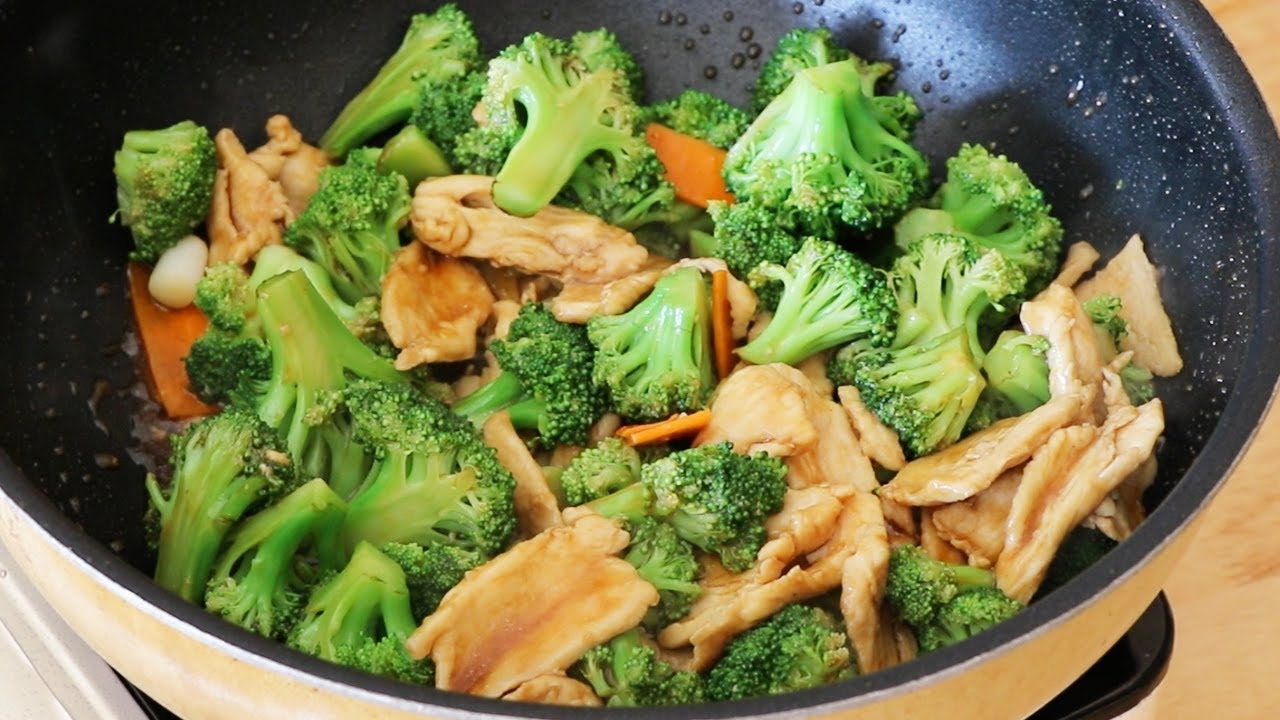 Order 35. Chicken with Broccoli food online from High Thai store, Brooklyn on bringmethat.com
