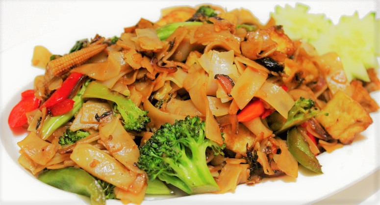 Order W1O. Vegetarian Chow Fun Noodles food online from Pho Saigon Express store, Escondido on bringmethat.com
