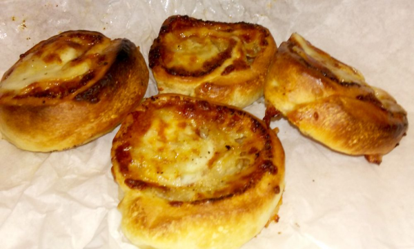Order Garlic Cheese Rolls food online from Fratelli's Pizza store, North Hills on bringmethat.com
