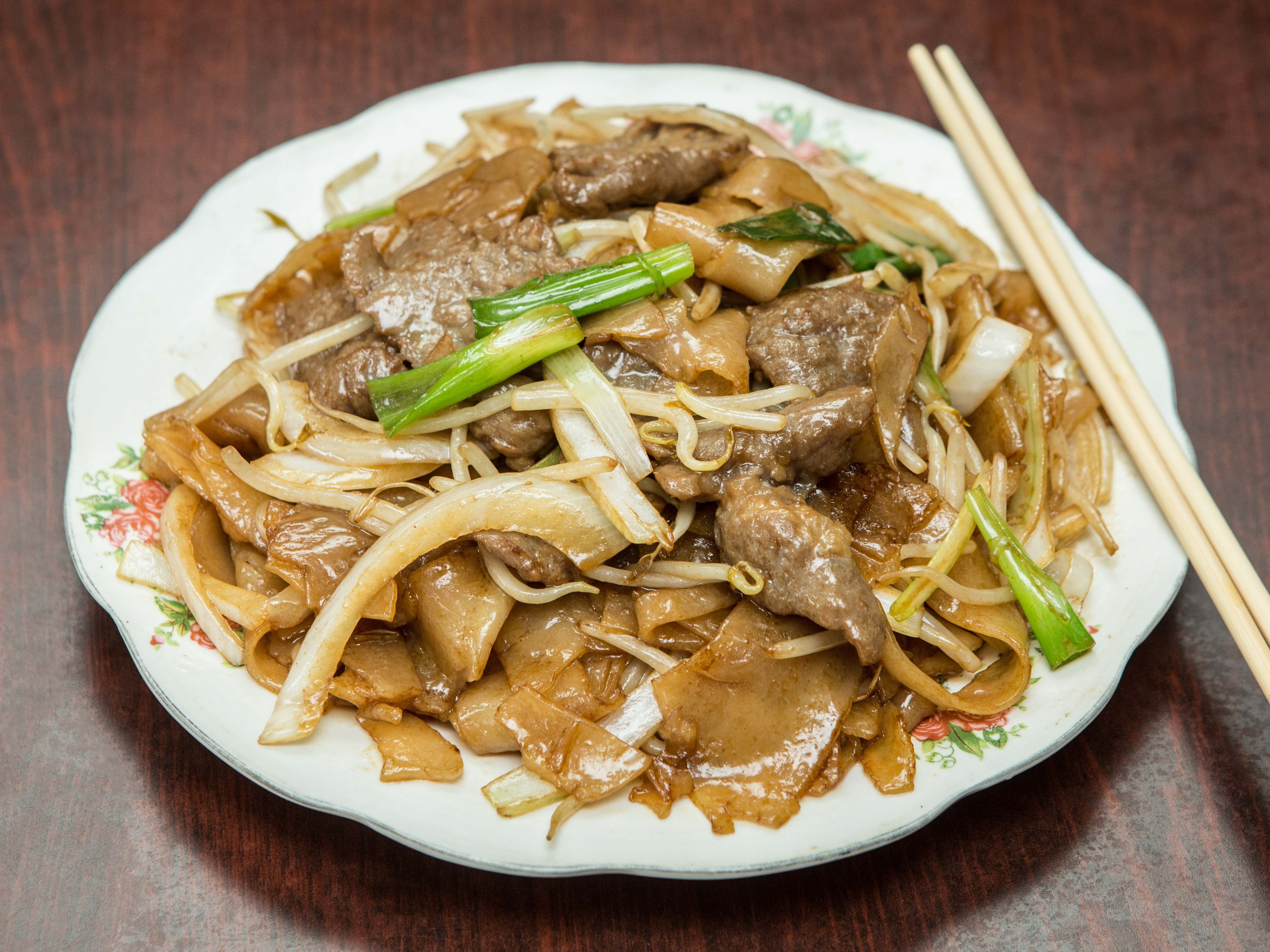 Order 39. Beef Chow Mein food online from Fu Lai Kitchen store, Brooklyn on bringmethat.com